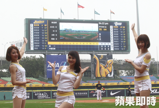 皮皮(左起)、豆芽和希希介紹台中洲際球場新改裝大螢幕。陳堯河攝