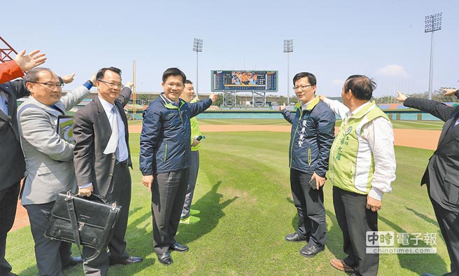 台中洲際棒球場為迎接中華職棒27年賽季熱鬧登場，擁有全台最好的LED全屏螢幕記分板，提供球迷更優質的觀賽環境。（陳世宗攝）